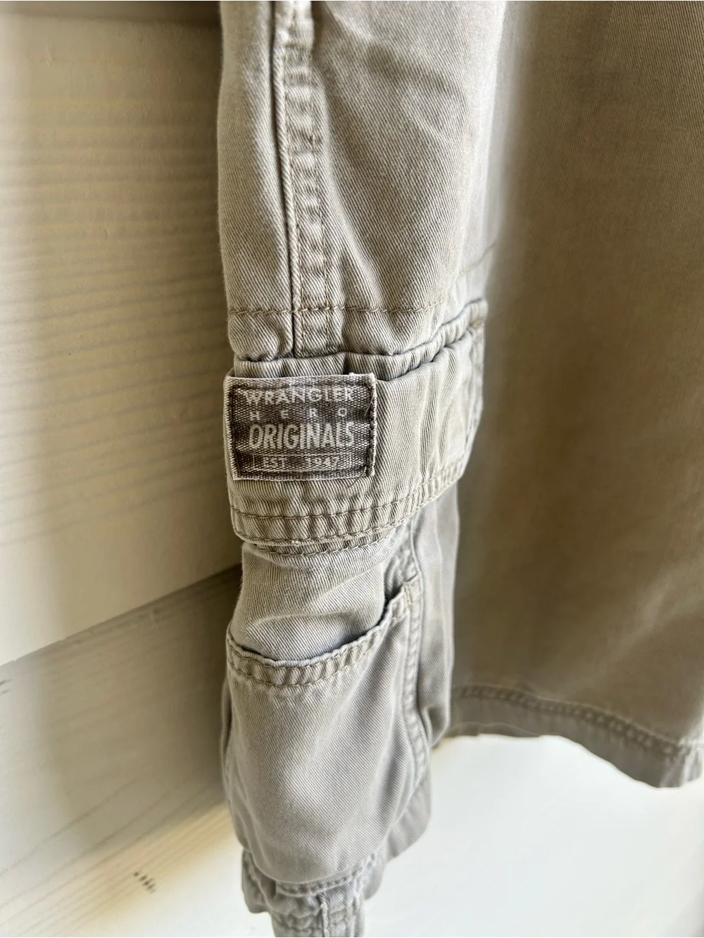 Wrangler Men's Cargo Shorts in Light Gray-Taupe